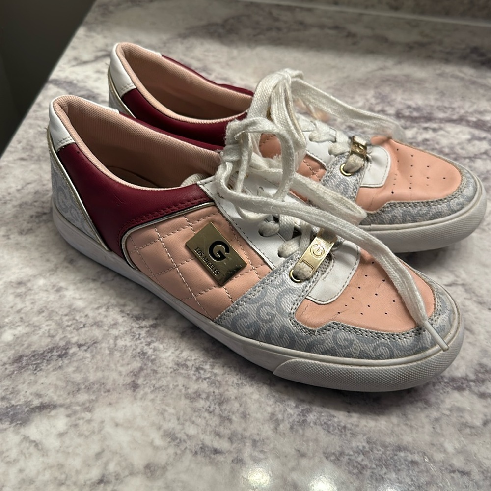 Guess Beckie Womens gold logo pink leather shoes. Size 7